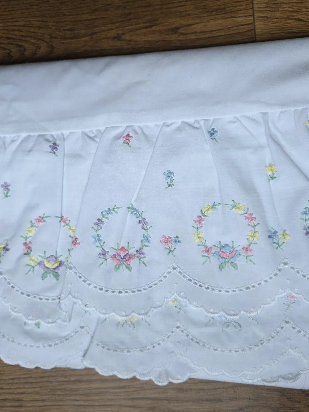 Delicate Ruffle Twin Flat Sheet Bed Skirt White Embroidered Floral Cotton Vtg